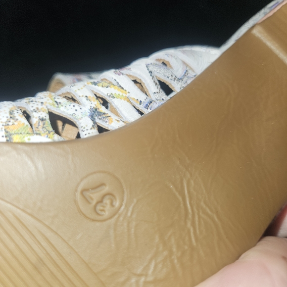 Sz 37 Floral Women's Low Heel Sandals with Buckle - Picture 2 of 14